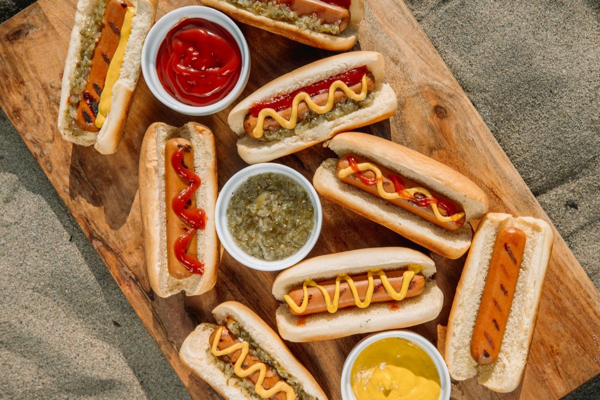 verschiedene Hotdogs mit unterschiedlichen Saucen
