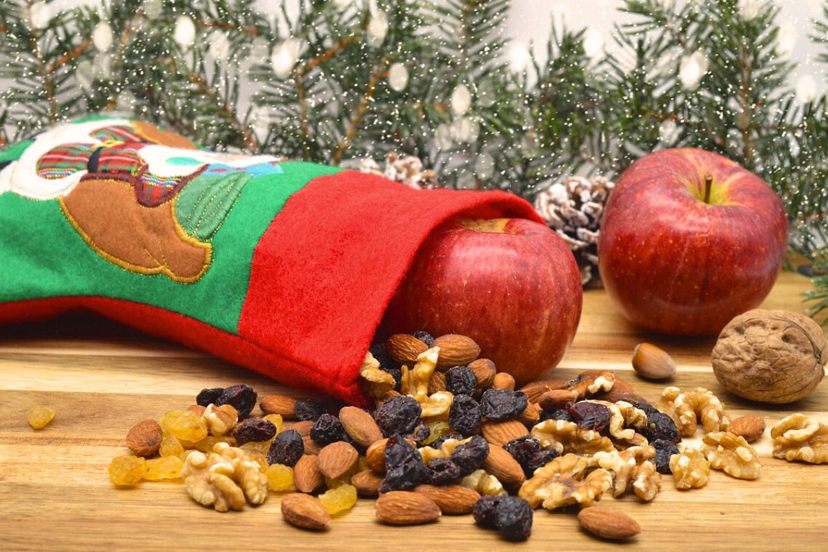 Traditionelles Nickolo-Sackerln mit Äfeln, Nüssen und Rosinen