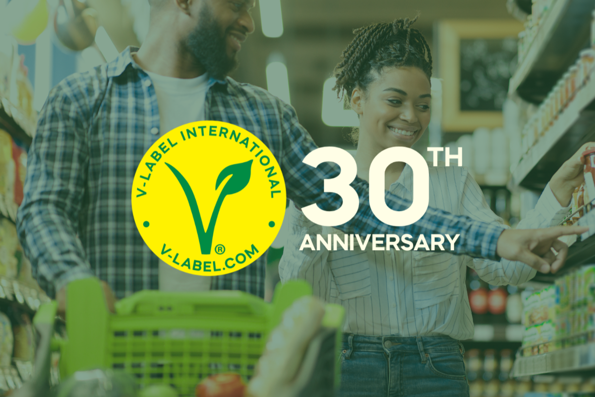 Zwei Menschen beim Einkaufen, davor das vegane V-Label und der Schriftzug "30th Anniversary"