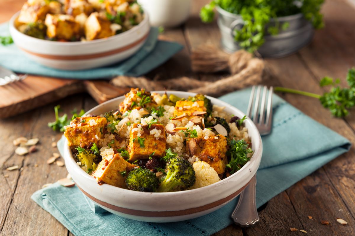 Foto einer Tofu-Quinoa-Bowl