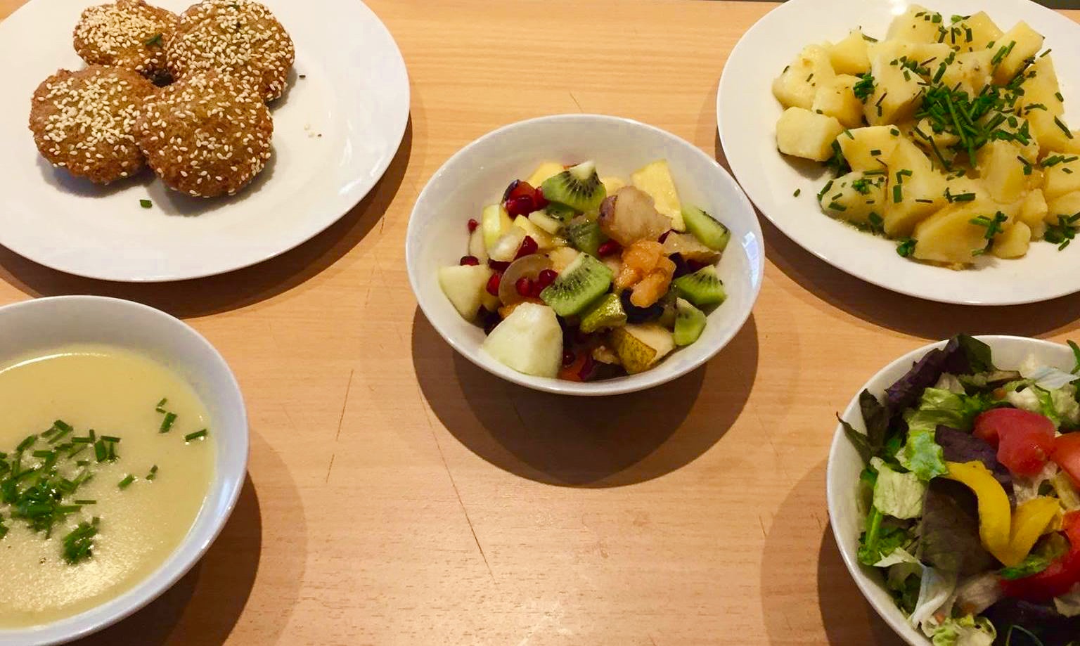 Beispiel für ein Mittagsmenü: Kartoffelcremesuppe, Falafel mit Erdäpfeln und Salat, Obstsalat Beispiel für ein Mittagsmenü: Kartoffelcremesuppe, Falafel mit Erdäpfeln und Salat, Obstsalat