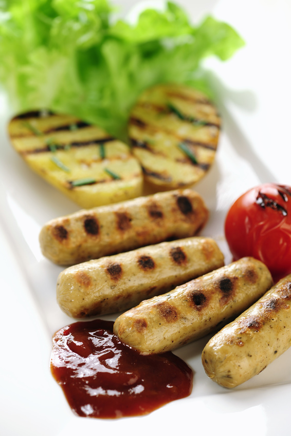 Die Grillsaison kann beginnen! Gegrillte Tofu-Würstchen mit Ketchup und Gemüse