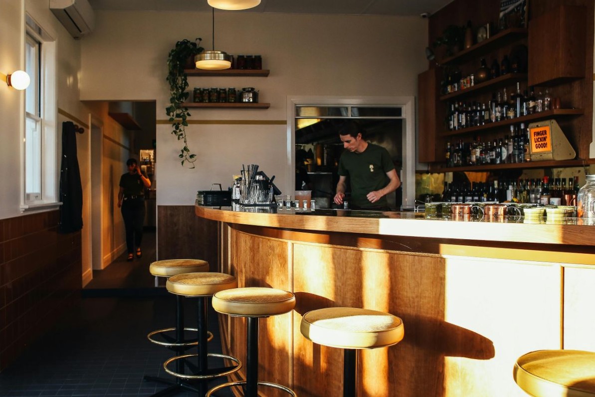 Ausschank eines Lokals mit einem Mitarbeiter