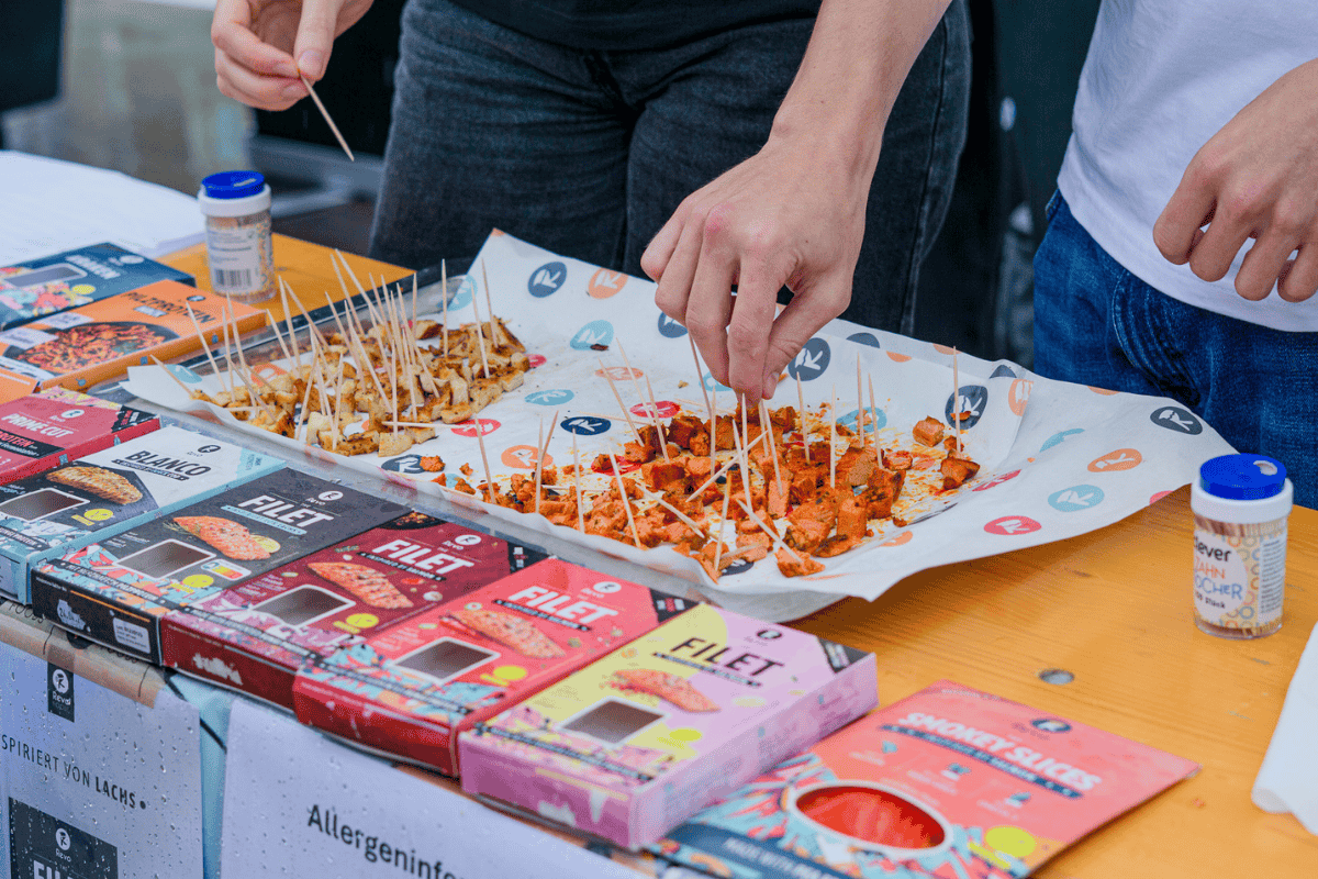 Produktproben des Wiener Startups Revo werden präsentiert: Veganer Lachs aus Mykoprotein aus Pilzen.