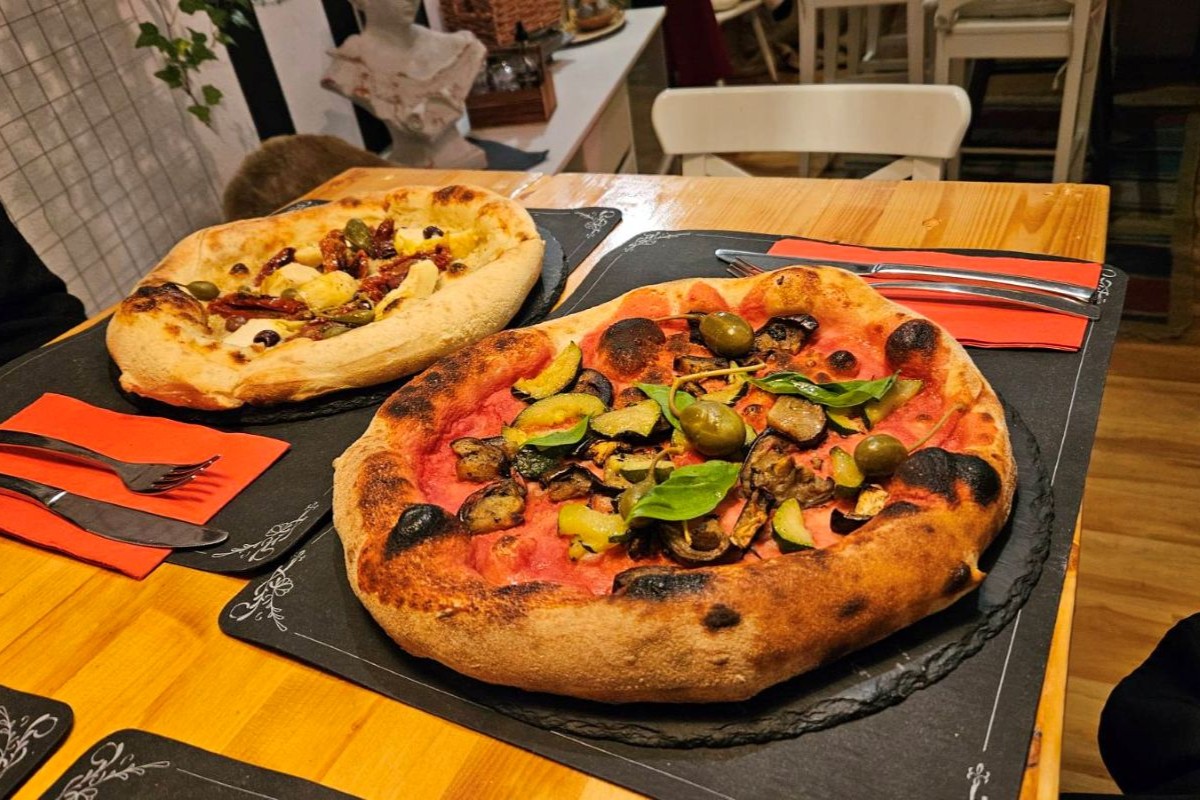 2 vegane Pizzen in der Pazzeria