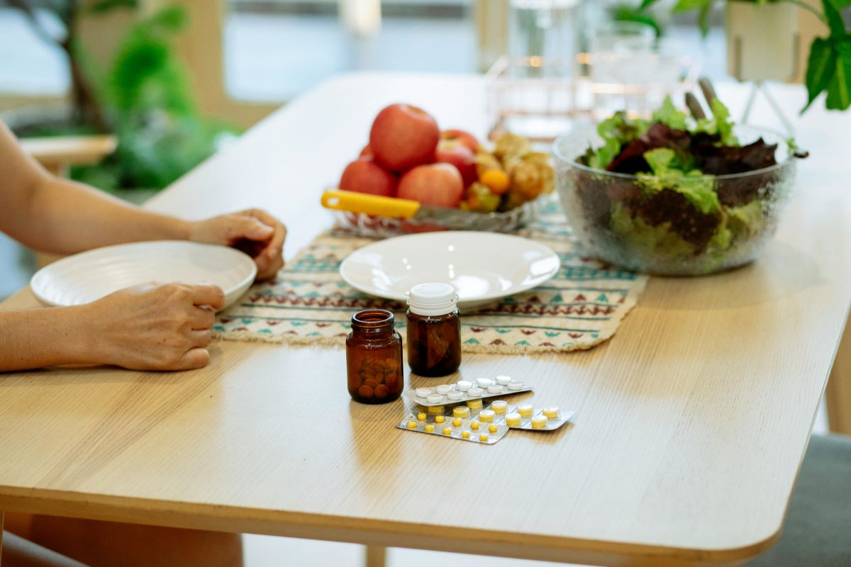 Gedeckter Tisch mit NEMs im Vordergrund uns einer Schüssel Salat im Hintergrund