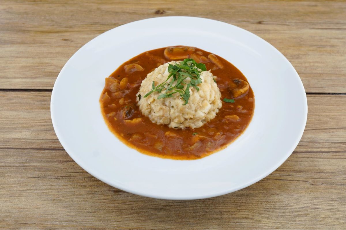 Bild mit Pilzrahmgulasch und einem Semmelknödel