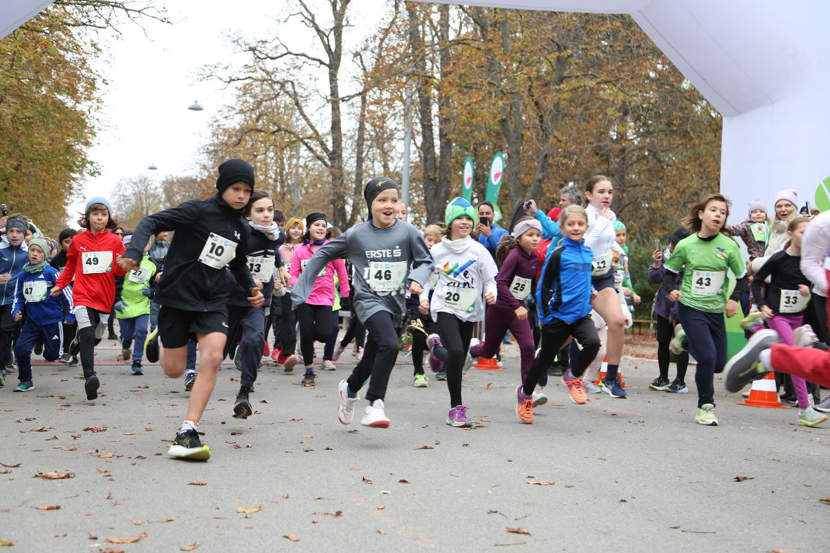 Die Schüler:innen am Start des Tierschutzlauf.