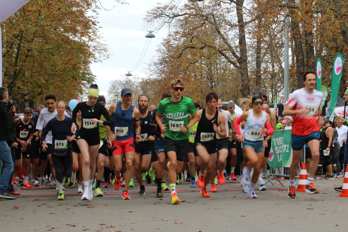 Die Läufer:innen am Start für den Hauptbewerb auf der Prater Hauptallee.