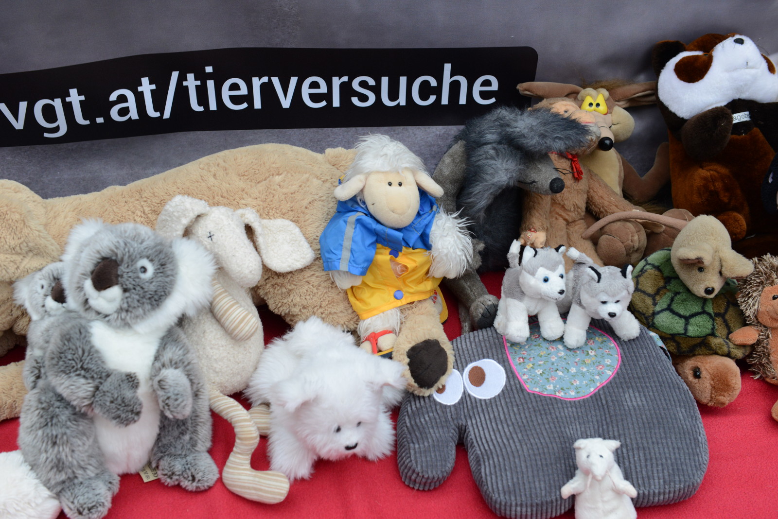 Stofftiere auf einer Protestaktion für die Tierversuchsverordnung Stofftiere