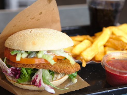 Vienna Burger mit Pommes