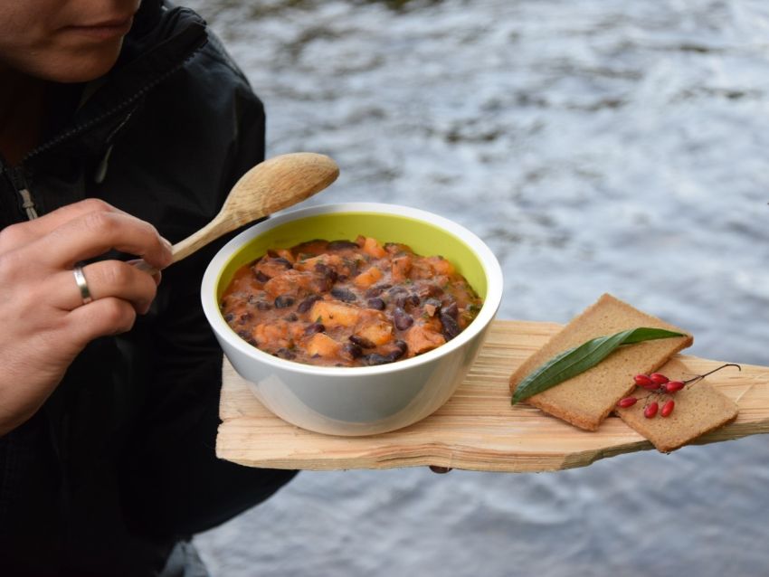 Wildkräuter Gulasch mit Sojaschnetzel | Vegane Gesellschaft Österreich