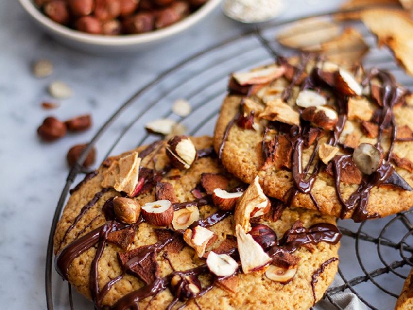 Dinkel-Hafer-Cookies mit Haselnüssen und Apfelchips | Vegane ...