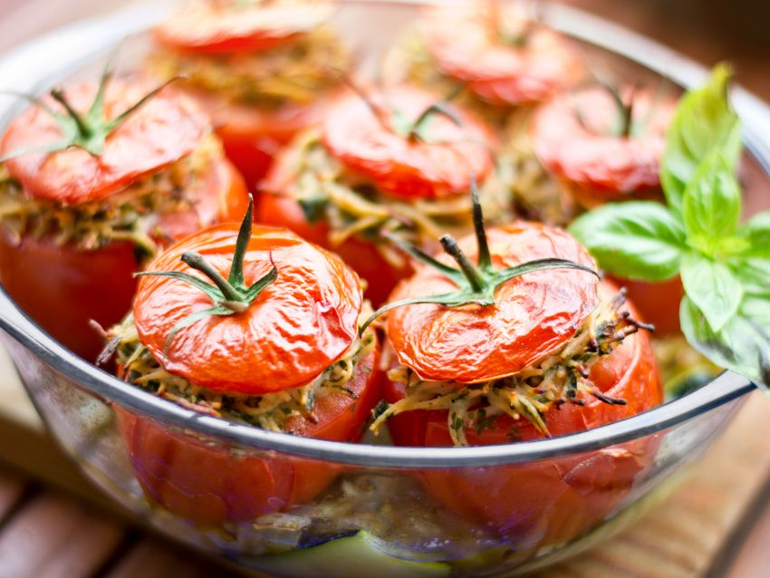 Gefüllte Tomaten mit Kräuternudeln auf Zucchini | Vegane Gesellschaft ...