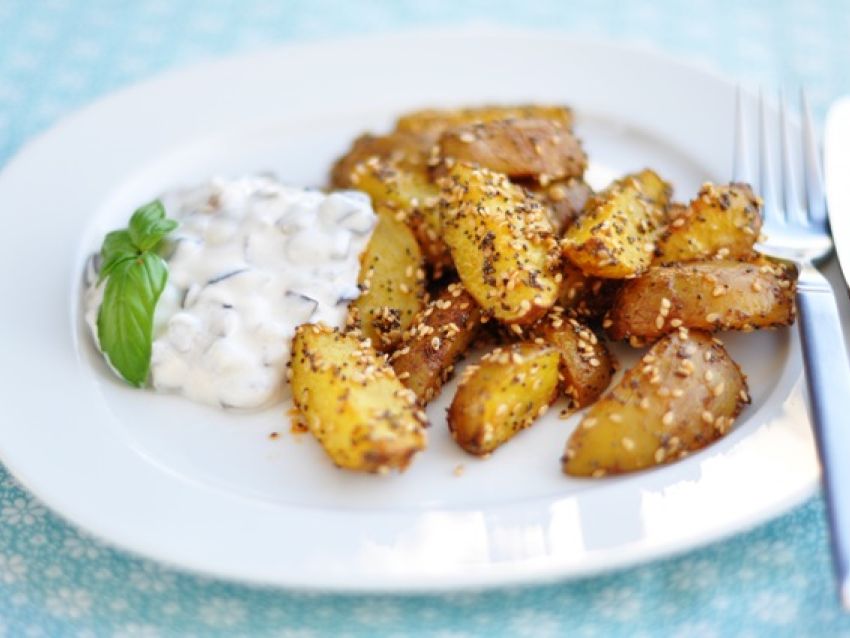 Mohn-Sesam-Kartoffeln mit Melanzani-Joghurt-Dip | Vegane Gesellschaft ...