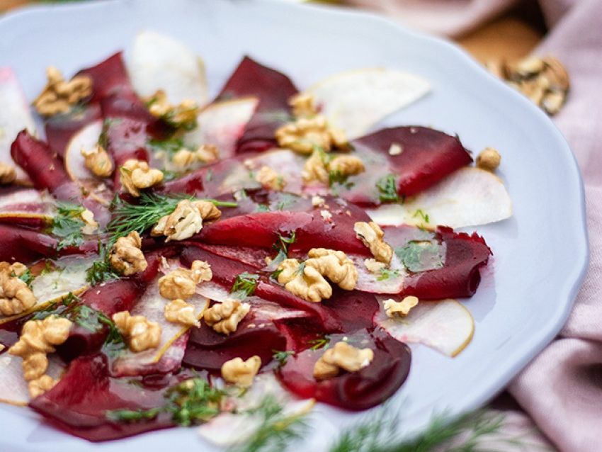 Rote-Bete-Carpaccio mit Birne, Walnüssen und süßem Dill-Dressing ...