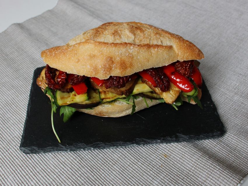 Sandwich mit gegrilltem Gemüse, Pesto und Räuchertofu | Vegane ...