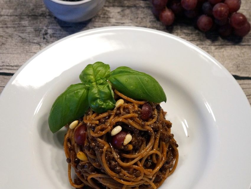 Spaghetti mit fruchtiger Beluga-Bolognese | Vegane Gesellschaft Österreich
