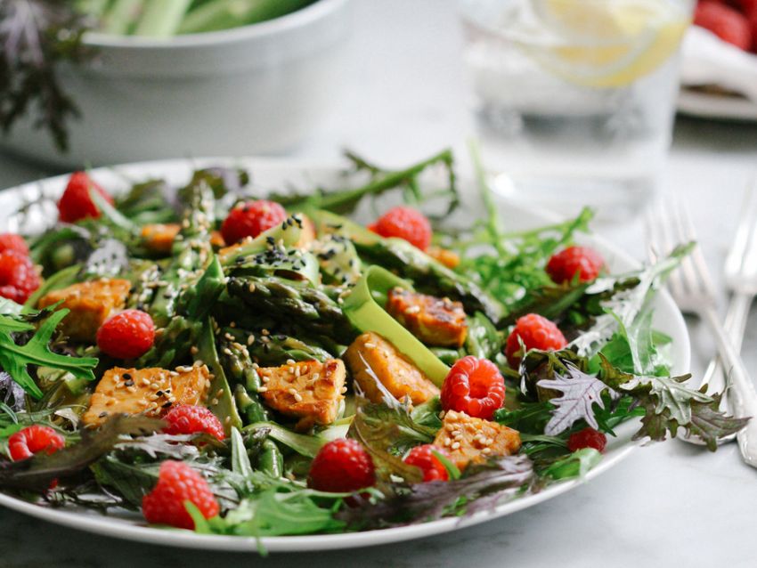 Spargelsalat mit Himbeeren und gebratenem Tempeh | Vegane Gesellschaft ...