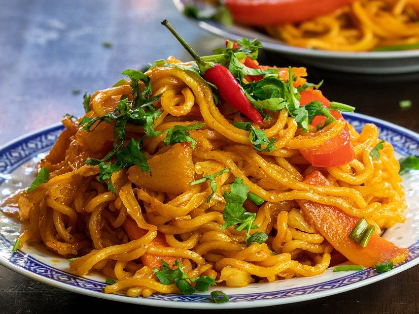 Szechuan Noodles – Gebratene Nudeln mit Weißkraut, Karotten, Paprika ...