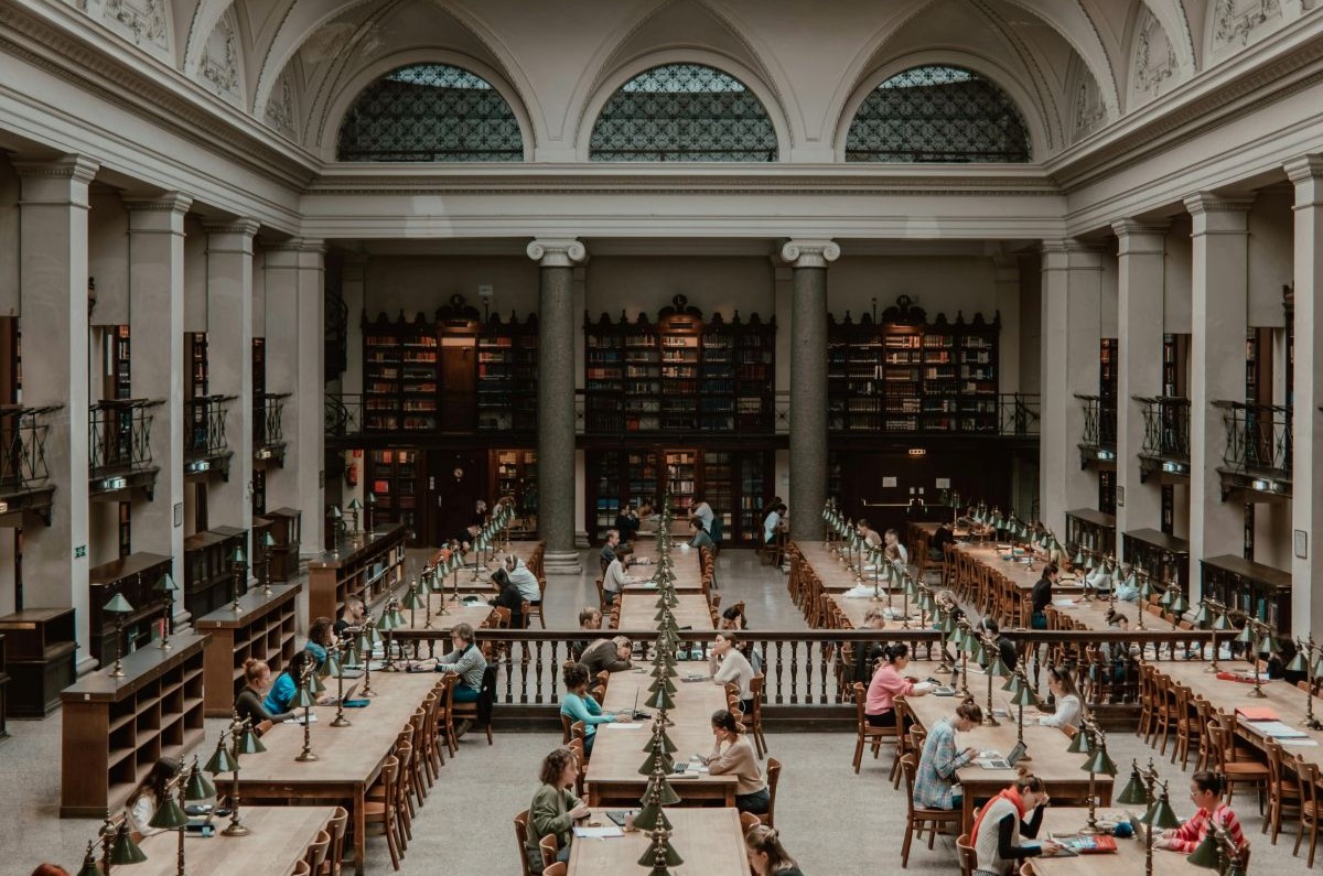 Innenraum des historischen Lesesaals der Universität Wien mit Studierenden auf den Sitzplätzen