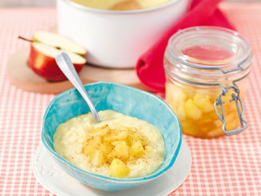 Milchreis in einer Schüssel, getoppt mit Apfel-Zimt-Kompott.