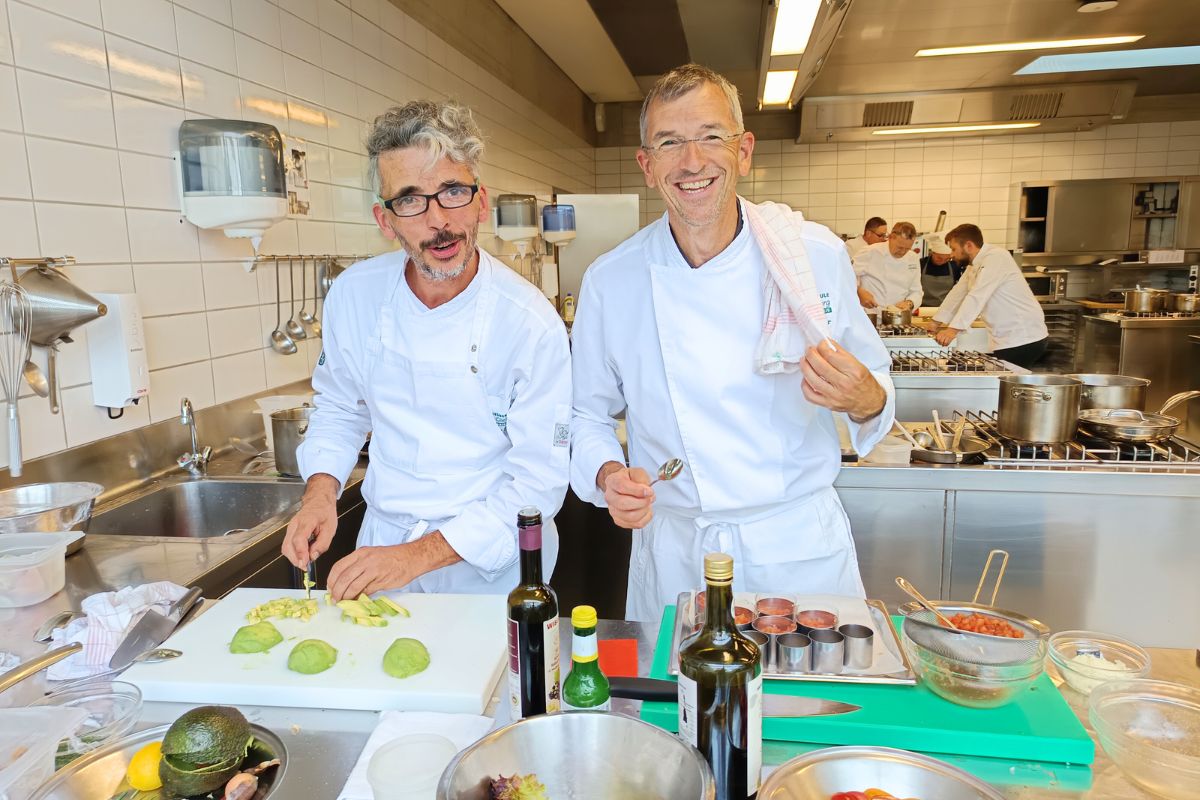 Zwei Köche der LBS Bad Gleichenberg lächeln in die Kamera.