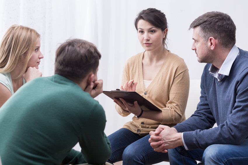 Eine konstruktive Diskussion kann viel bewirken. Vier Menschen diskutieren.